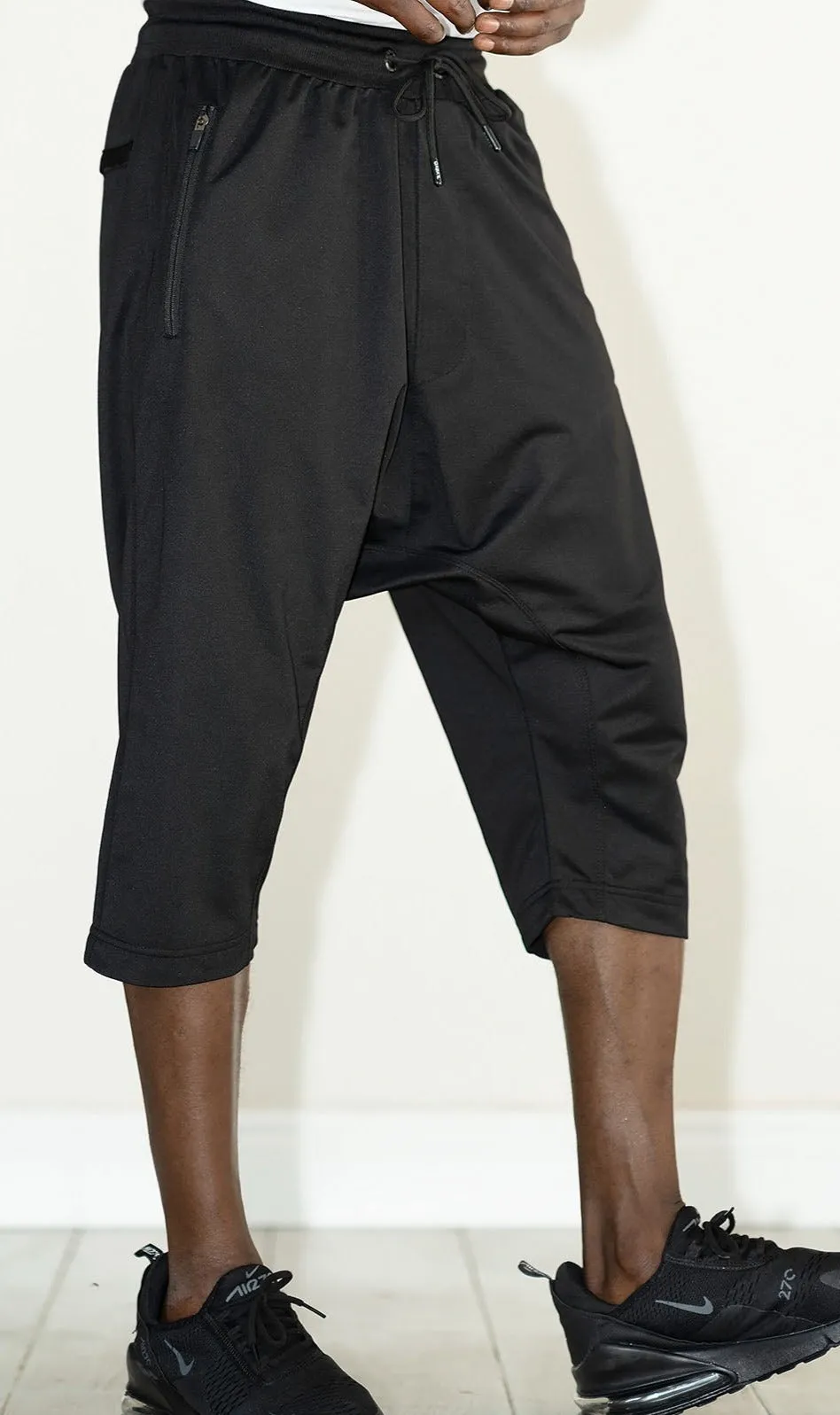 QL Relaxed Lightweight Cropped Joggers in Black